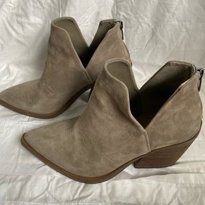Vince Camuto Gigietta Ankle Bootie in Foxy